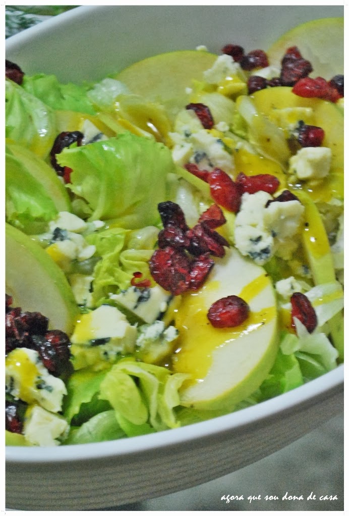 salada verde com maçã verde, gorgonzola e cramberries: para colorir esses dias quentes