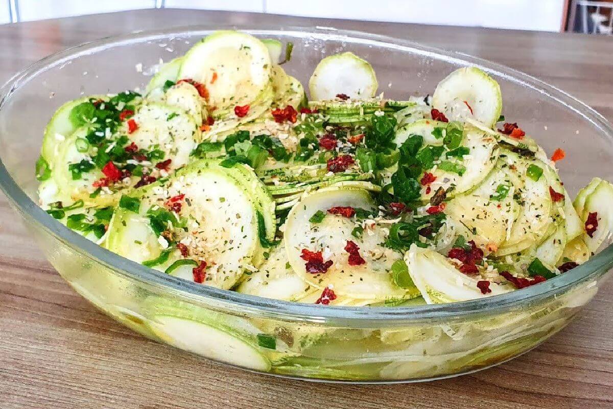 Veja como fazer uma salada de abobrinha crua que você vai querer comer toda semana