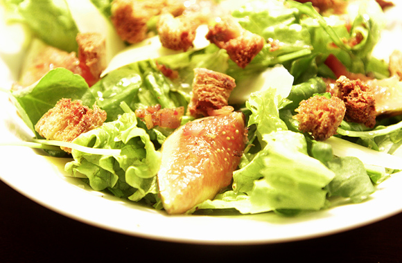 Salada com figos assados, parmesão e croutons com bacon