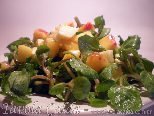 Salada de Agrião com Pêssego e Queijo Coalho