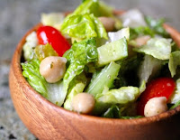 Salada de Alface, Pepino, Tomate-Cereja e Grão-de-Bico (vegana)