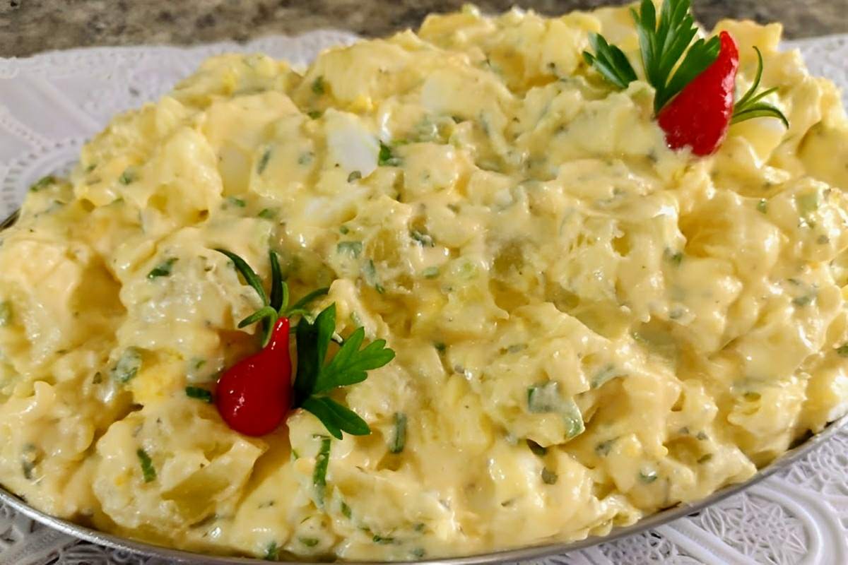 Salada de batata com ovos simples e deliciosa para servir no churrasco