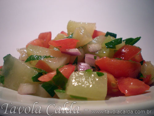 Salada de Chuchu com Tomate e Cebola Roxa