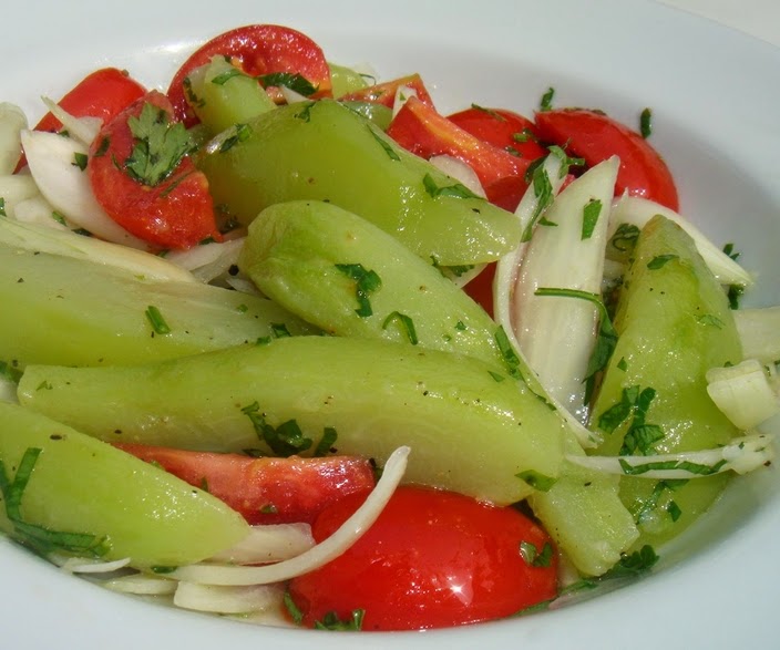 salada-de-chuchu-com-tomate-e-cebola.png