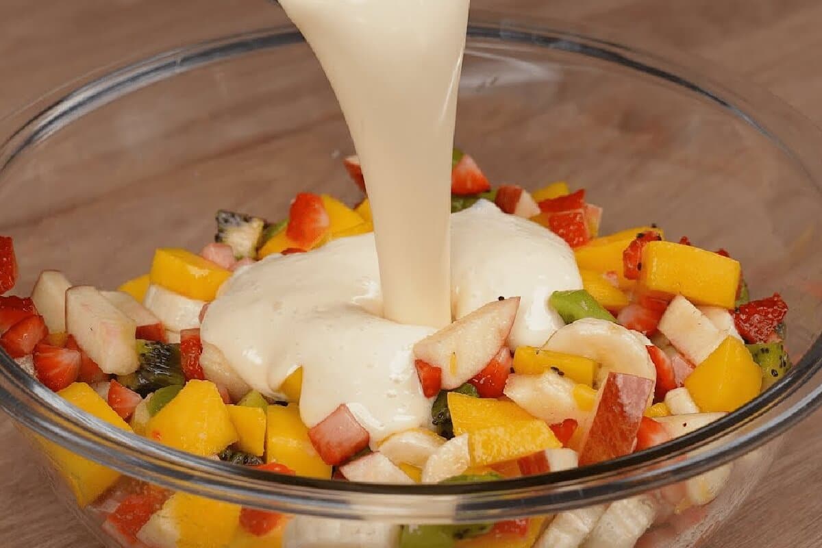 Salada de frutas cremosa uma sobremesa super refrescante e saudável