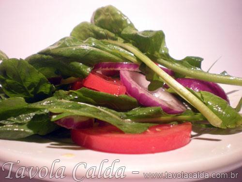 Salada de Rúcula com Tomate e Cebola Roxa
