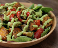 Salada de Vegetais Assados com Molho de Abacate (vegana)