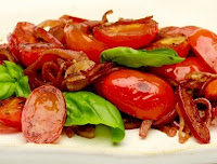 Salada Morna de Tomate-Cereja, Cebola-Roxa e Manjericão (vegana)