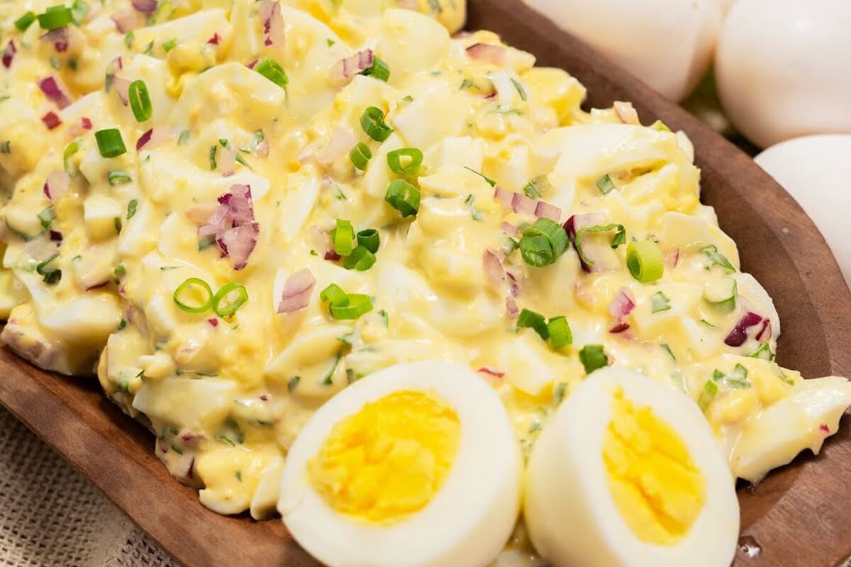 Salada de ovos com maionese ótima para acompanhar seu churrasco de domingo