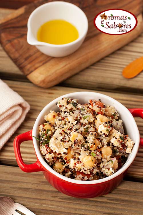 Salada de quinoa com grão de bico e frango