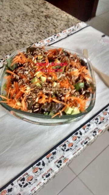 Salada de folhas,abacate,cenoura e semente de girassol torrada