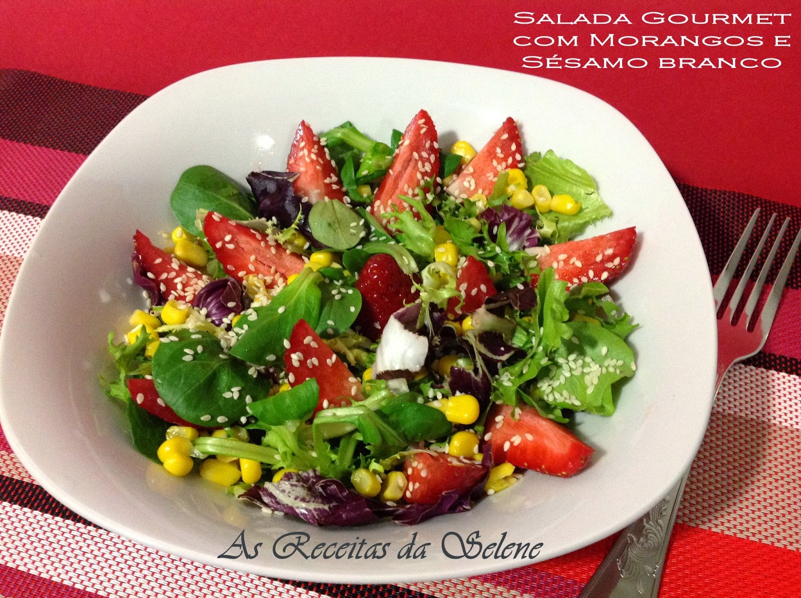 Salada Gourmet com Morangos e Sementes Sésamo Branco Sementina