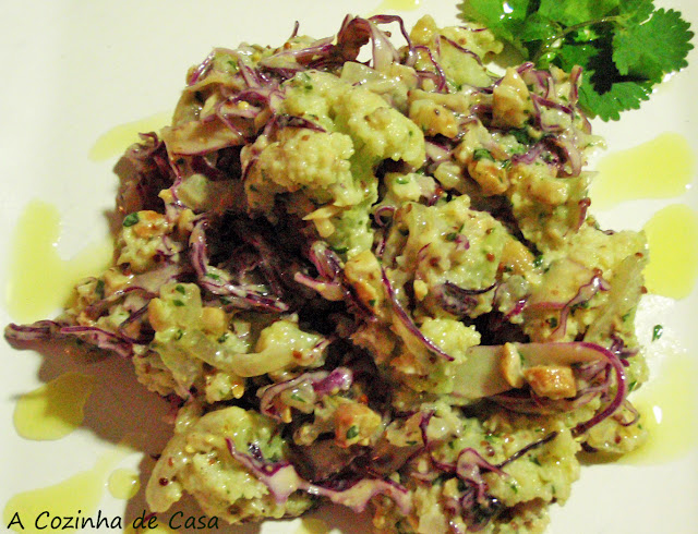 Salada de maionese com repolho roxo, couve-flor e mostarda