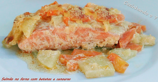 Salmão no forno com batatas e cenouras