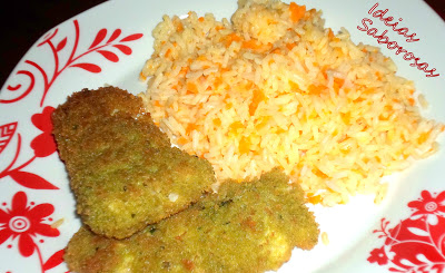 Filetes panados aromatizados com coentros e um arroz de cenoura