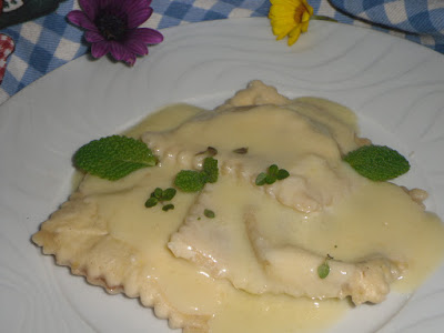 Raviolis com molho de natas e queijo