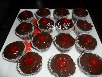 Cupcakes de chocolate e cerejas