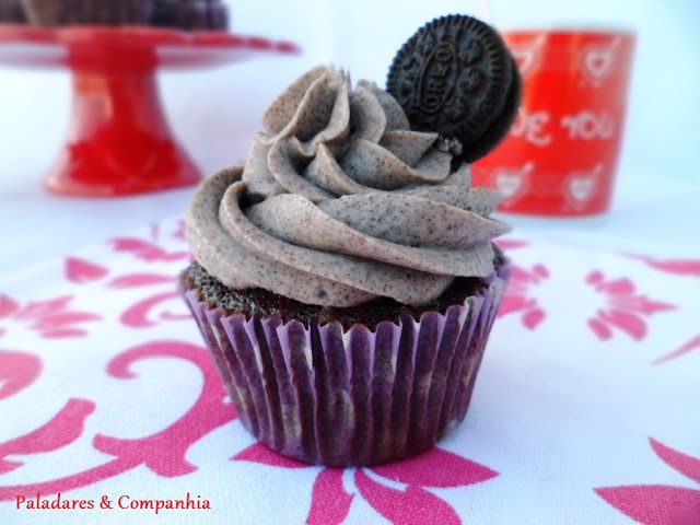 Cupcakes Devil's Food com Cobertura de Oreo