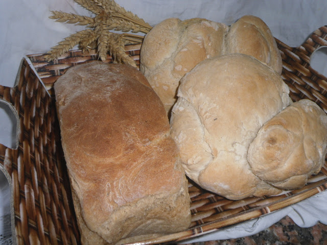 Pão de forma de centeio e trigo e Pão Alentejano para o World Bread Day 2016 - Rye sliced ​​bread and wheat and Alentejo Bread for the World Bread Day 2016