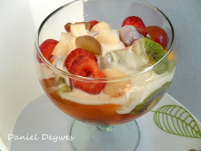 Salada de Frutas com creme de leite aromatizado com baunilha