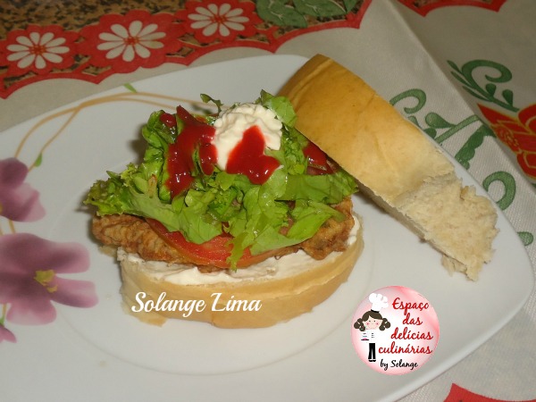 Sanduiche de filé mignon à milanesa com pão caseiro