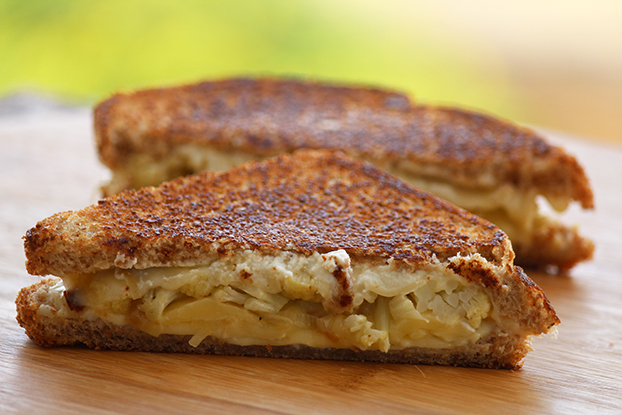 Sanduíche tostado de couve-flor com queijos | Inspiração