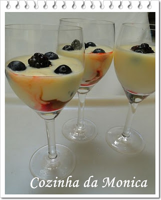 Sobremesa light de iogurte de maracujá com frutas vermelhas.