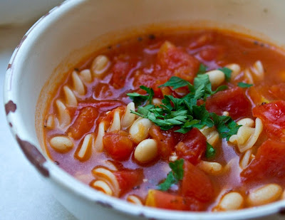 Sopa de Tomate com Feijão Cannellini e Macarrão (vegana)