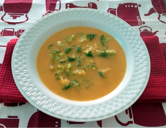 Sopa de Tomate com Brócolis