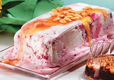 Sobremesa de sorvete de iogurte com frutas vermelhas e calda de amêndoa