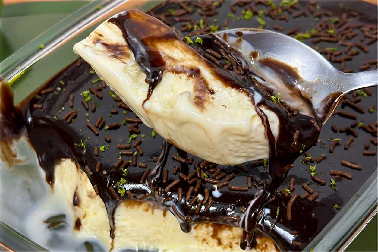 Sorvete de liquidificador com calda de chocolate a sobremesa perfeita para o fim de semana