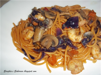 Spaghetti Picante com Camarão, Cogumelos e Legumes