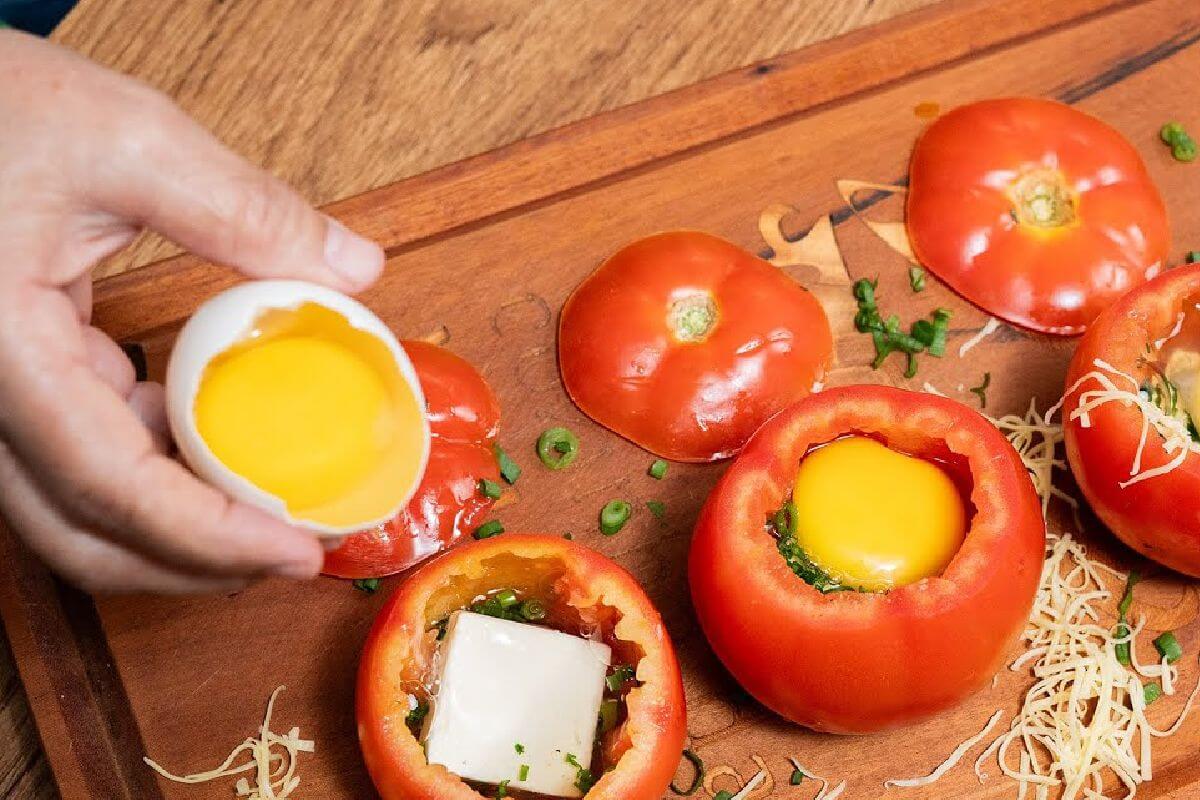 Tomate recheado: você nunca comeu ovo e tomate desse jeito e fica uma delícia