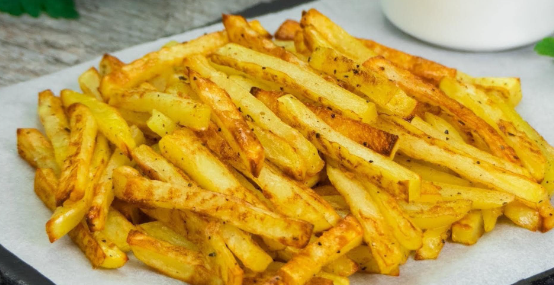 Truque dos chefs para fazer batatas fritas crocantes de lamber os dedos