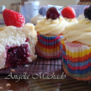 Cupcakes de iogurte com recheio de frutas vermelhas e cobertura de ganache branco