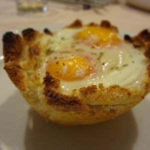 Cocotte de Ovos no Forno com Envolvimento de Pão de Forma e Recheio de Bacon, Cogumelos Frescos e Espargos
