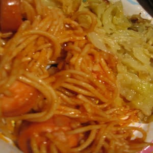 Esparguete com salsichas em molho de tomate e couve salteada