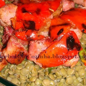 Lentilha com Pimentões Vermelhos Assados e Linguiça