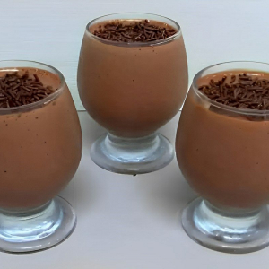 Mousse de chocolate simples e prático para servir em taças ou travessas em casa todo mundo ama