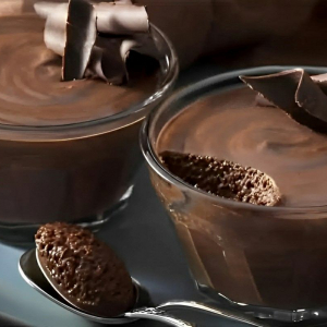 Essa mousse de chocolate simples vai deixar todos os seus convidados com água na boca