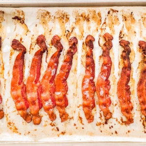 O melhor método para fazer bacon crocante no forno