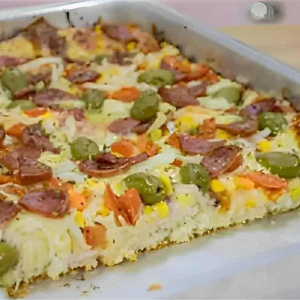 Pizza caseira feita com massa que não precisa sovar muito prática e deliciosa