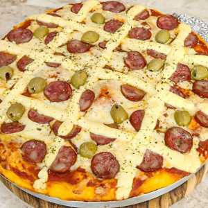Pizza caseira de calabresa com queijo fácil de preparar e perfeita para o lanche