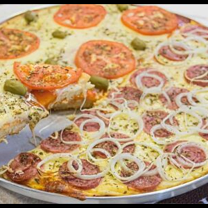 Pizza de liquidificador simples e fácil: é só bater os ingredientes da massa pré-assar e rechear