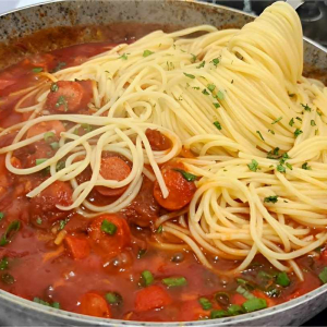 Receita de espaguete com molho de salsicha simples rápida e deliciosa