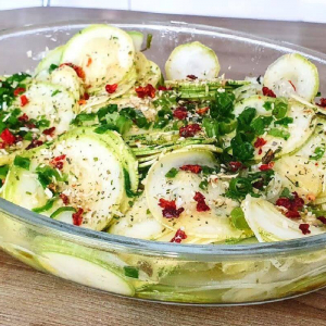 Veja como fazer uma salada de abobrinha crua que você vai querer comer toda semana