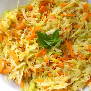Salada de repolho muito simples e saborosa para a refeição do dia a dia