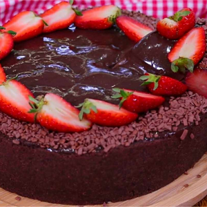 Torta de chocolate com morango feita com massa de biscoito muito fácil e deliciosa