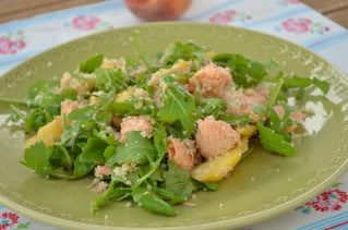 Salada de salmão, rúcula e couscous