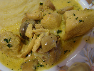 Caril de frango e cogumelos em leite de coco